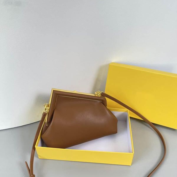 evening bags pure color contrast design style, metal edging, irregular leather clutch, ladies fashion one-shoulder messenger bag
evening bags pure color contrast design style, metal edging, irregular leather clutch, ladies fashion one-shoulder messenger bag