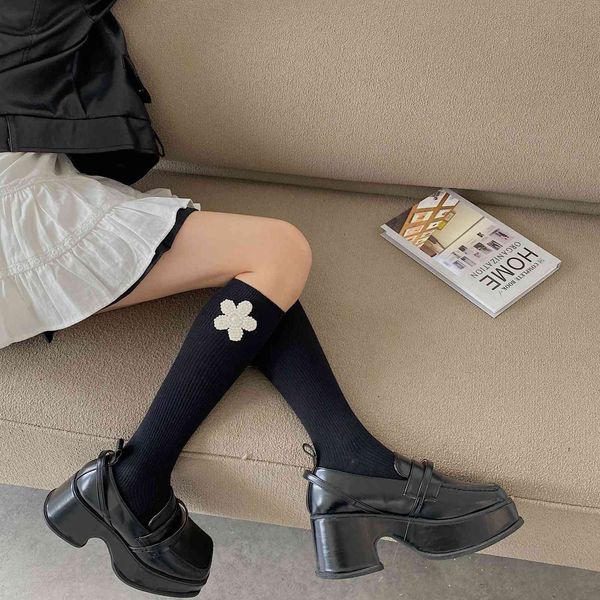 pattkin catwalk black and white pearl flower calf double needle middle tube women' socks, Red;black
pattkin catwalk black and white pearl flower calf double needle middle tube women' socks, Red;black