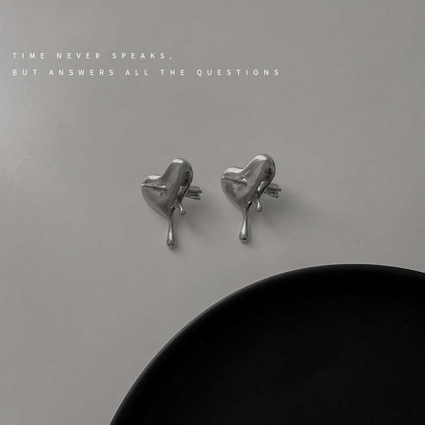 wind piercing blood dripping love earrings female minority design feeling net red same cold wind sweet cool
wind piercing blood dripping love earrings female minority design feeling net red same cold wind sweet cool