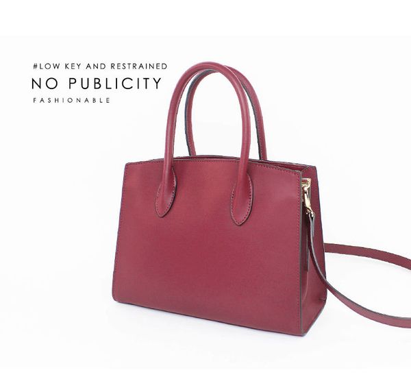 fashion lady totes bags outdoor leisure high-quality handbag purse solid color large-capacity leather design womens bag 
fashion lady totes bags outdoor leisure high-quality handbag purse solid color large-capacity leather design womens bag