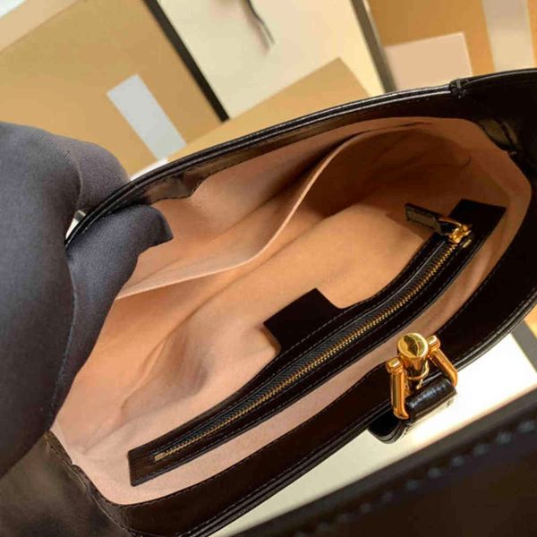 7a+fashion new series women bags equipped with an additional removable shoulder strap the second strap can be fastened to the bag by a clasp
7a+fashion new series women bags equipped with an additional removable shoulder strap the second strap can be fastened to the bag by a clasp