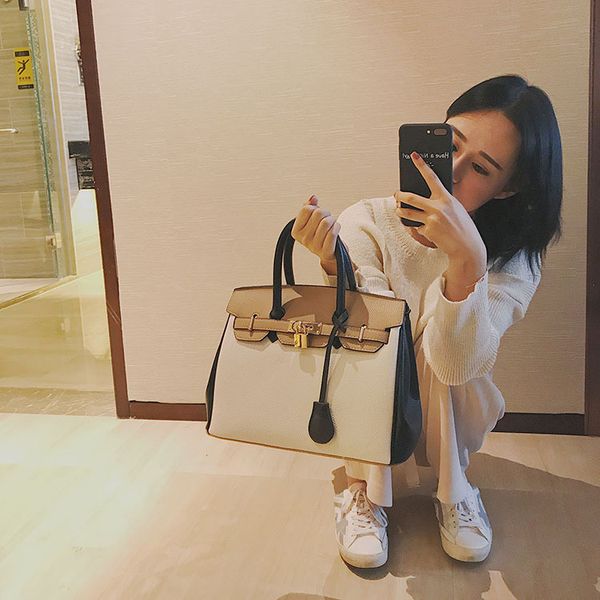 factory outlet design 2021 new style versatile fashion contrast portable one shoulder diagonal cross trend women's bag
factory outlet design 2021 new style versatile fashion contrast portable one shoulder diagonal cross trend women's bag