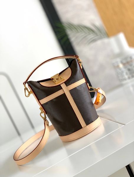 2021 ladies dinner bag canvas with imported first layer cowhide one-shoulder messenger round bucket classic pattern handbag
2021 ladies dinner bag canvas with imported first layer cowhide one-shoulder messenger round bucket classic pattern handbag