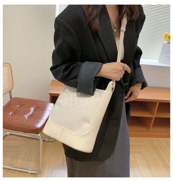 handbag autumn new printed bucket version high-capacity hand women's fashion single shoulder diagonal bag
handbag autumn new printed bucket version high-capacity hand women's fashion single shoulder diagonal bag