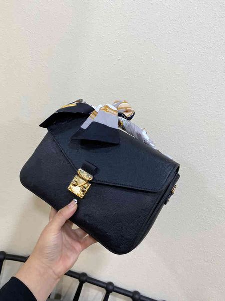 the new fashionable single shoulder messenger bag in 2021 is popular in paris and gives people a pleasant feeling of use
the new fashionable single shoulder messenger bag in 2021 is popular in paris and gives people a pleasant feeling of use