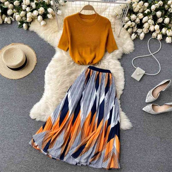 elegant women's fashion summer knitted short-sleeved shirt + high waist contrast skirt two-piece sets s830 210527, White
elegant women's fashion summer knitted short-sleeved shirt + high waist contrast skirt two-piece sets s830 210527, White