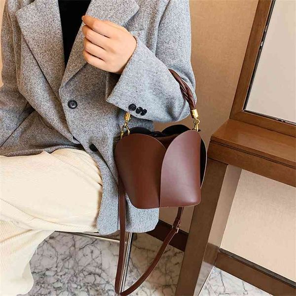 new women's fashion foreign style handbag personality flower drawstring bucket pu single shoulder messenger bag
new women's fashion foreign style handbag personality flower drawstring bucket pu single shoulder messenger bag