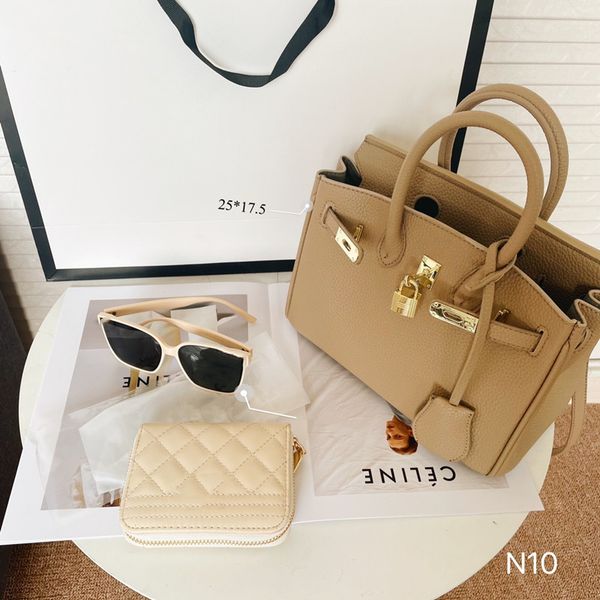 2021 new fashion women's bag retro luxury designer leather hand messenger one shoulder zipper metal combination glasses portable supers
2021 new fashion women's bag retro luxury designer leather hand messenger one shoulder zipper metal combination glasses portable supers