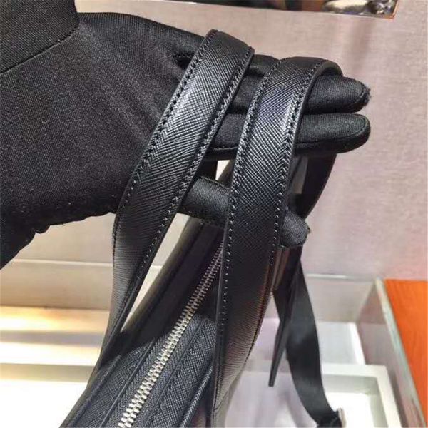 the new briefcase is made of imported saffiano cross-grain cowhide detachable and adjustable nylon shoulder strap design looks
the new briefcase is made of imported saffiano cross-grain cowhide detachable and adjustable nylon shoulder strap design looks