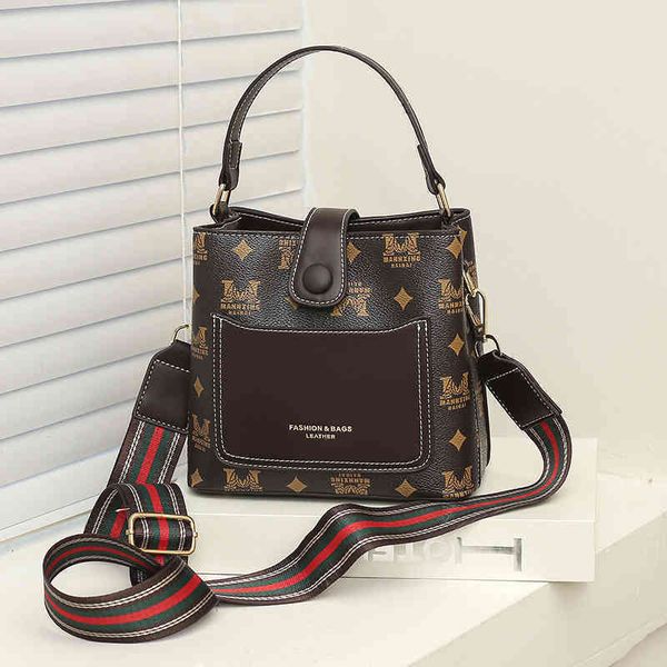 2022 factory wholesale handbag women's middle-aged single shoulder diagonal cross, Black;red
2022 factory wholesale handbag women's middle-aged single shoulder diagonal cross, Black;red