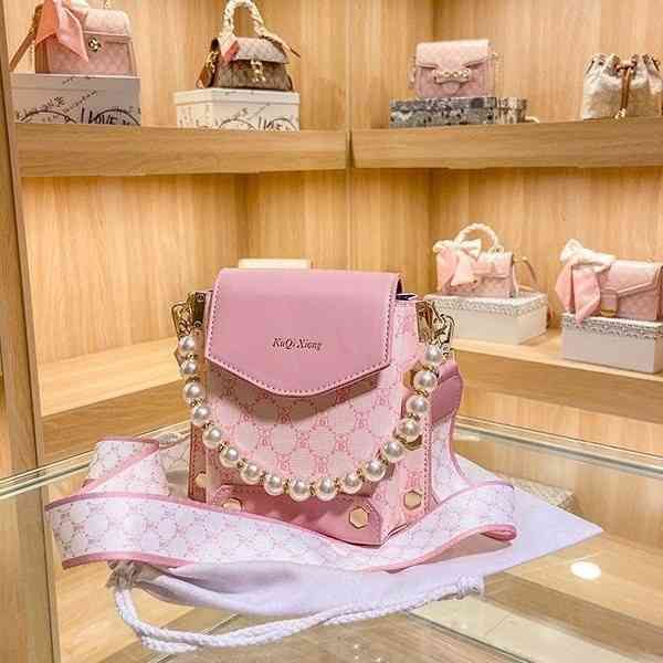 2022 factory wholesale handbag pearl chain small bag female printed square ins wide shoulder strap mobile phone
2022 factory wholesale handbag pearl chain small bag female printed square ins wide shoulder strap mobile phone