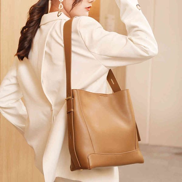 big bag 2021 new fashion temperament, cowgirl tiktok, shoulder , real leather bucket, , shake, net red.
big bag 2021 new fashion temperament, cowgirl tiktok, shoulder , real leather bucket, , shake, net red.