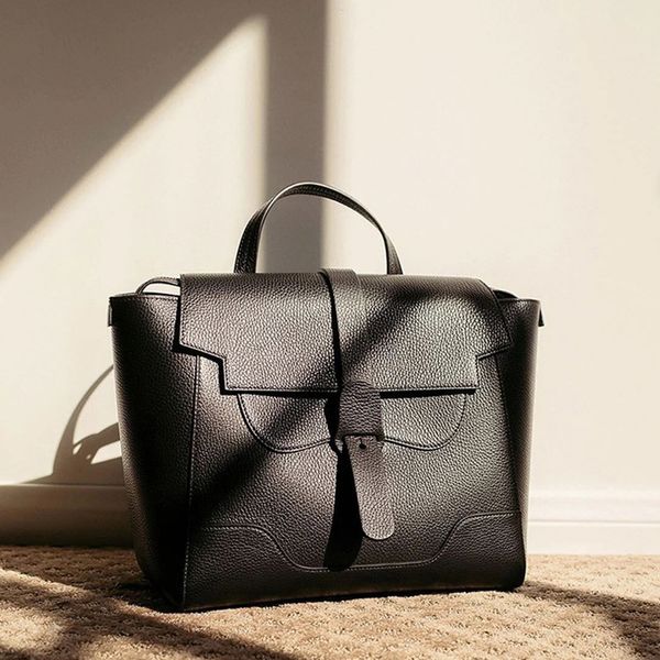 luxury handbags 2021 autumn and winter new ouyang nana same commuter bag, minority design, portable messenger double shoulder multifunctiona
luxury handbags 2021 autumn and winter new ouyang nana same commuter bag, minority design, portable messenger double shoulder multifunctiona
