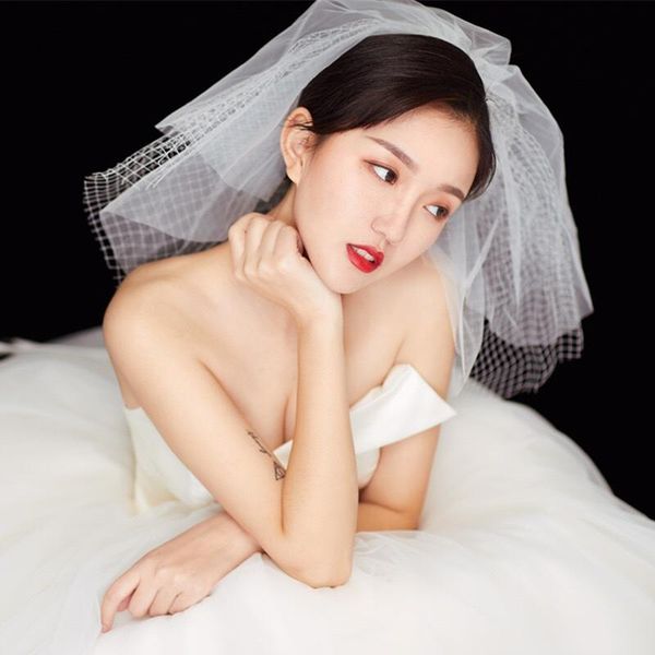 bridal veils multi- layers white wedding veil short blusher with comb cut edge bride bruidssluier kort 2021, Black
bridal veils multi- layers white wedding veil short blusher with comb cut edge bride bruidssluier kort 2021, Black