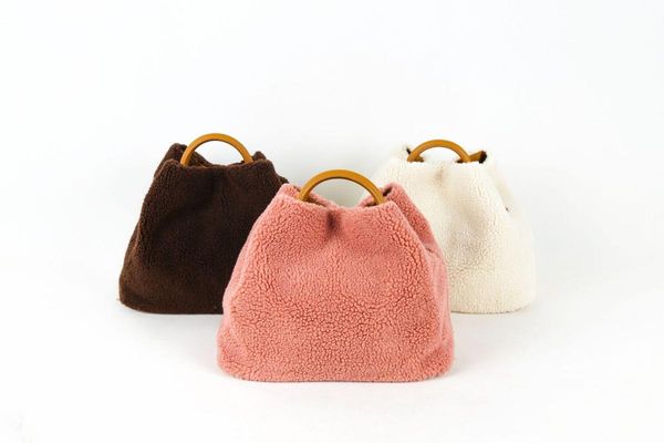 evening bags 2021 winter brand fur bag imitation lamb wool commuter lady christmas gift plush messenger fluffy
evening bags 2021 winter brand fur bag imitation lamb wool commuter lady christmas gift plush messenger fluffy