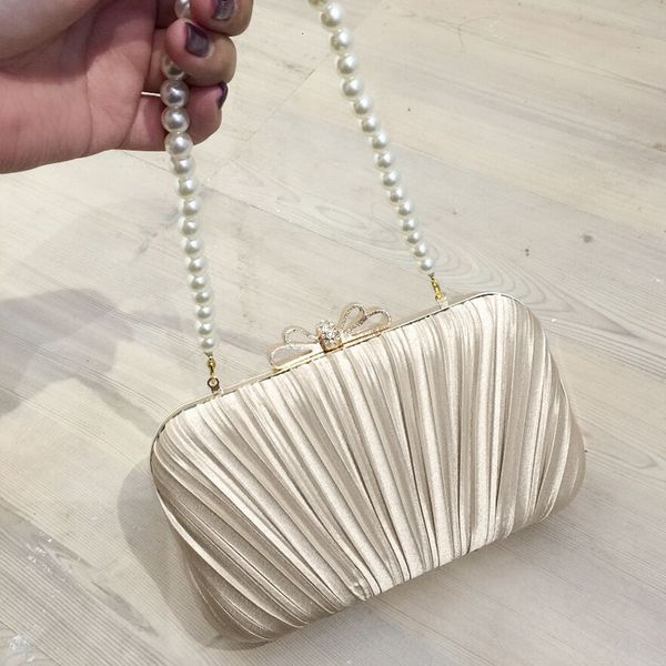day packs fashion all-match banquet ladies messenger small bag simple and elegant clutch female pearl dress one-shoulde
day packs fashion all-match banquet ladies messenger small bag simple and elegant clutch female pearl dress one-shoulde