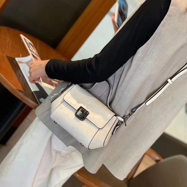 design handbag square bag women's three dimensional 2021 new fashion one shoulder messenger bag, Red;black
design handbag square bag women's three dimensional 2021 new fashion one shoulder messenger bag, Red;black