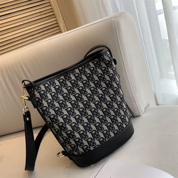 design hand 2021 new canvas embroidered bucket letter shoulder slant span women's fashion bag 9z9h
design hand 2021 new canvas embroidered bucket letter shoulder slant span women's fashion bag 9z9h