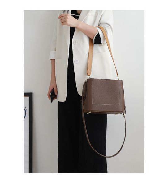 70% off design hand advanced sense of foreign style 2020 new net red fashion versatile bucket leather women's one shoulder slant span b, Red;black
70% off design hand advanced sense of foreign style 2020 new net red fashion versatile bucket leather women's one shoulder slant span b, Red;black