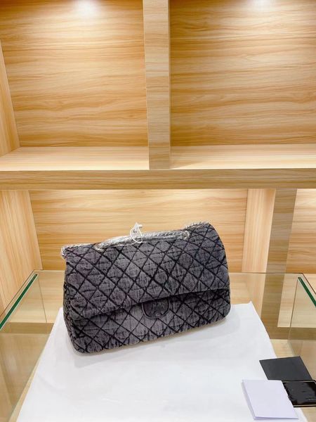 2021 ladies fashion bag designer classic rhombus denim embroidered chain bagss skin-friendly soft messenger bags in three sizes 43cm super l
2021 ladies fashion bag designer classic rhombus denim embroidered chain bagss skin-friendly soft messenger bags in three sizes 43cm super l