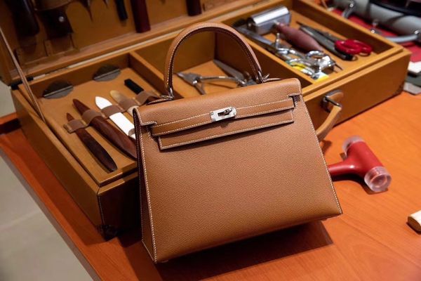 wholesale half handmade epsom lether bag25cm 4colors wax line stitihing gold and silver hardware very good quality fast delivery
wholesale half handmade epsom lether bag25cm 4colors wax line stitihing gold and silver hardware very good quality fast delivery
