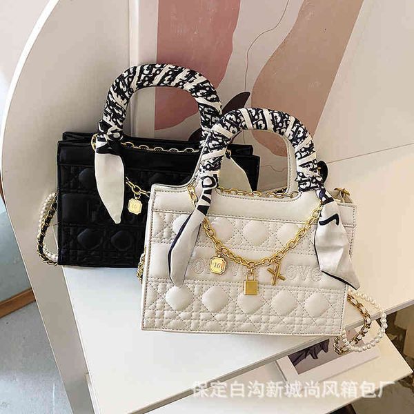 2022 factory outlet linggetuote women's korean version single shoulder diagonal cross fashion pearl chain silk scarf handbag tb1d
2022 factory outlet linggetuote women's korean version single shoulder diagonal cross fashion pearl chain silk scarf handbag tb1d
