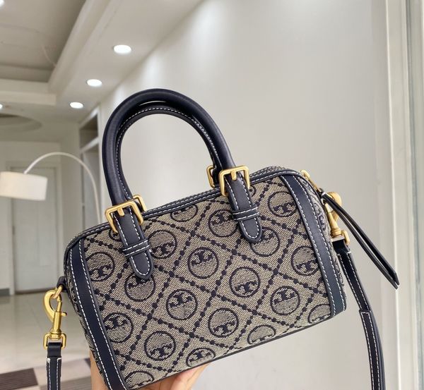 designer luxury storage bag new jacquard bucket versatile one-shoulder messenger portable
designer luxury storage bag new jacquard bucket versatile one-shoulder messenger portable