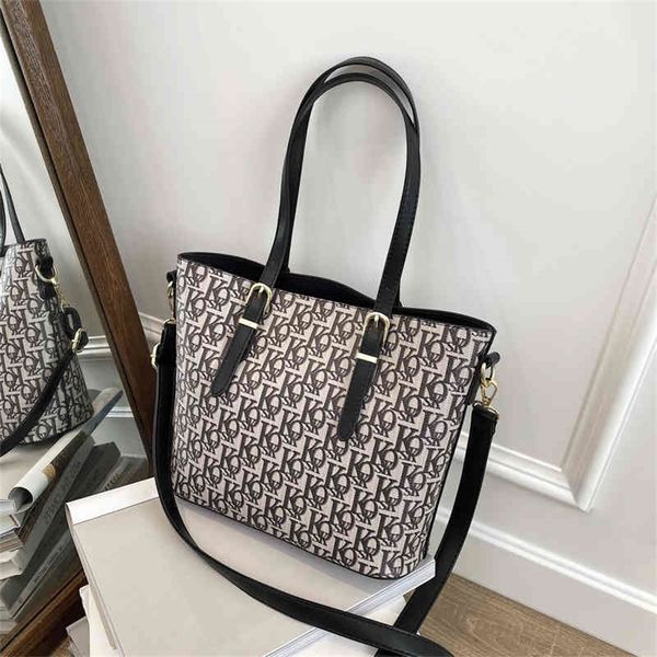 83% off wholesale sale autumn winter new printed tote versatile portable three purpose women's bag single shoulder messenger bag
83% off wholesale sale autumn winter new printed tote versatile portable three purpose women's bag single shoulder messenger bag