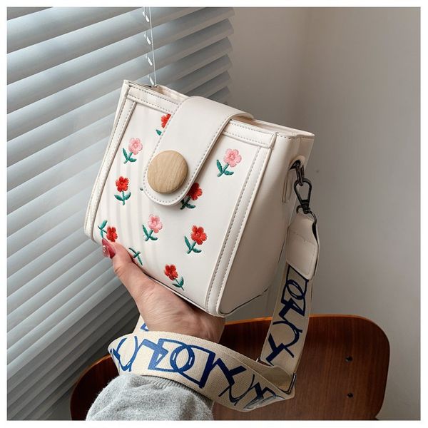 shoulder bags design fashion flower for women 2021 pu leather handbags summer female crossbody bag
shoulder bags design fashion flower for women 2021 pu leather handbags summer female crossbody bag