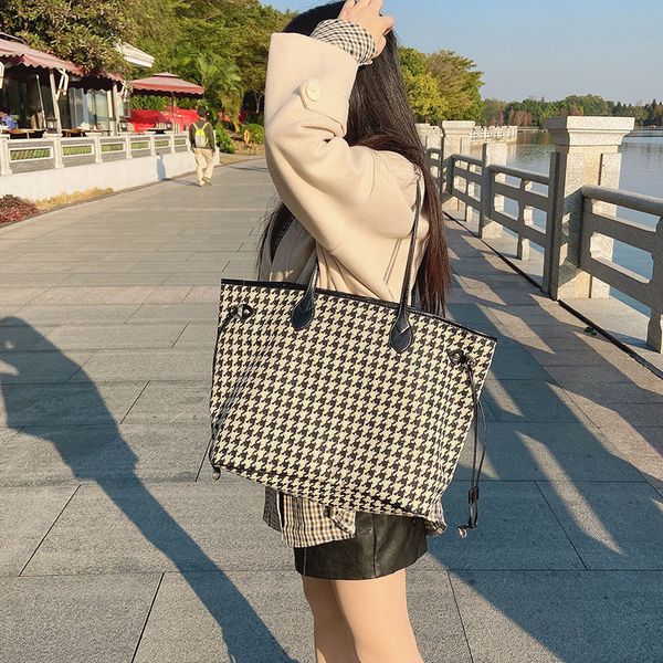 2021 canvas large capacity triomphe bag bag female old flower retro commuter computer minority armpit luxuryss designerss yw
2021 canvas large capacity triomphe bag bag female old flower retro commuter computer minority armpit luxuryss designerss yw