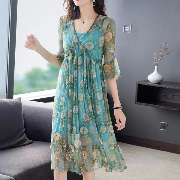casual dresses summer women plus size fashion two piece silk dress bohemian elegant floral ruffles v-neck flare sleeve female, Black;gray
casual dresses summer women plus size fashion two piece silk dress bohemian elegant floral ruffles v-neck flare sleeve female, Black;gray