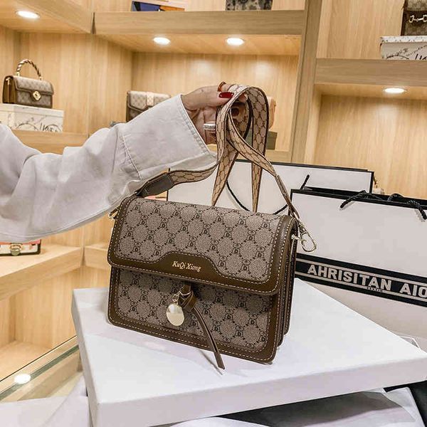 2022 factory wholesale new model female summer printing messenger small square red texture style one shoulder bags
2022 factory wholesale new model female summer printing messenger small square red texture style one shoulder bags