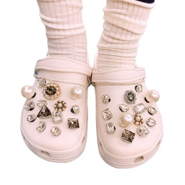 1set various sizes metal charms designer jibz croc accessories clog shoe button decoration cute bee charm for shoes q0618, White;pink
1set various sizes metal charms designer jibz croc accessories clog shoe button decoration cute bee charm for shoes q0618, White;pink