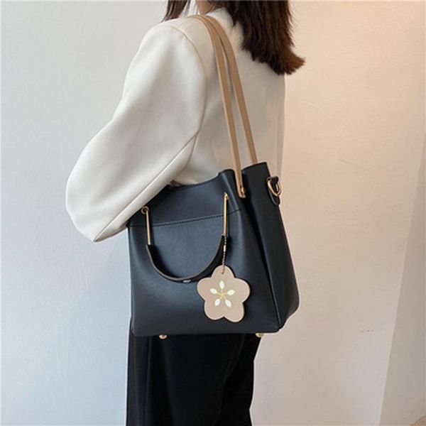 outdoor bags bag 2021 summer trend large capacity shoulder wild messenger portable bucket pu leather waterproof
outdoor bags bag 2021 summer trend large capacity shoulder wild messenger portable bucket pu leather waterproof