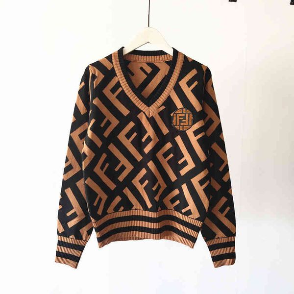 2022 factory wholesale new autumn winter women's embroidered letter v-neck long sleeve pullover thick knitted women's, White;black
2022 factory wholesale new autumn winter women's embroidered letter v-neck long sleeve pullover thick knitted women's, White;black