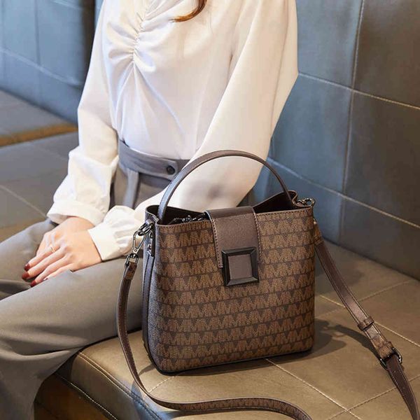 women's bag 2021 new fashion light luxury bucket bag fashion versatile portable shoulder leather high-grade messenger
women's bag 2021 new fashion light luxury bucket bag fashion versatile portable shoulder leather high-grade messenger