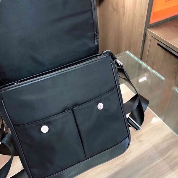 single middle zipper vertical square black inner patch bag soft handle solid color leisure car sewing shoulder handbags 
single middle zipper vertical square black inner patch bag soft handle solid color leisure car sewing shoulder handbags