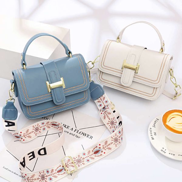 2021 new oblique span single shoulder foreign trade popular hand trend women's bag stall 13744
2021 new oblique span single shoulder foreign trade popular hand trend women's bag stall 13744