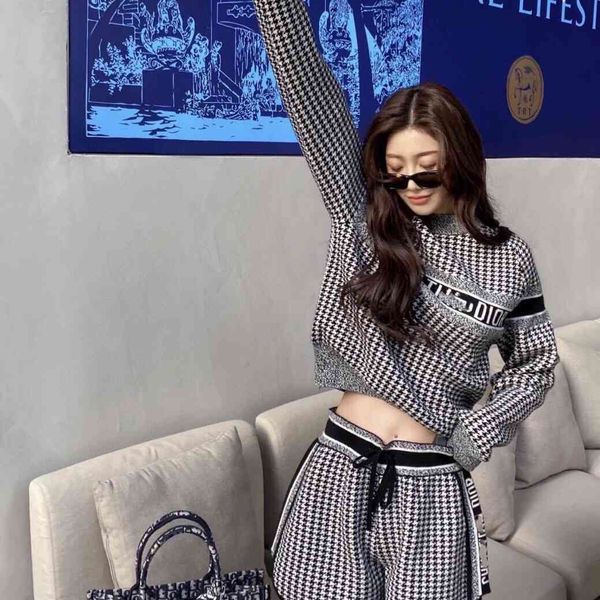 luxury design early autumn d family letter jacquard thousand bird lattice knitted suit women's and foreign style two piece set fashion, White
luxury design early autumn d family letter jacquard thousand bird lattice knitted suit women's and foreign style two piece set fashion, White