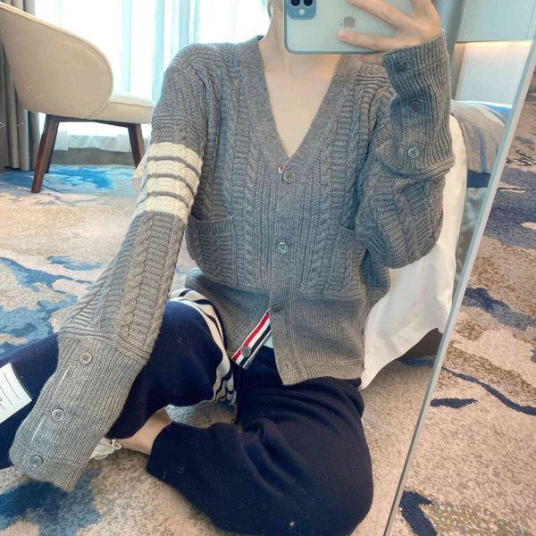 1419tb autumn and winter new jiaohua four bar loose knit cardigan sweater coat women, White;black
1419tb autumn and winter new jiaohua four bar loose knit cardigan sweater coat women, White;black
