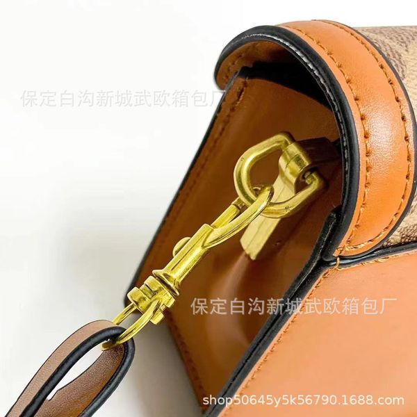 luxury design new product: women's color matching single shoulder bag with the pattern of flip cover fashion portable messenger purses
luxury design new product: women's color matching single shoulder bag with the pattern of flip cover fashion portable messenger purses