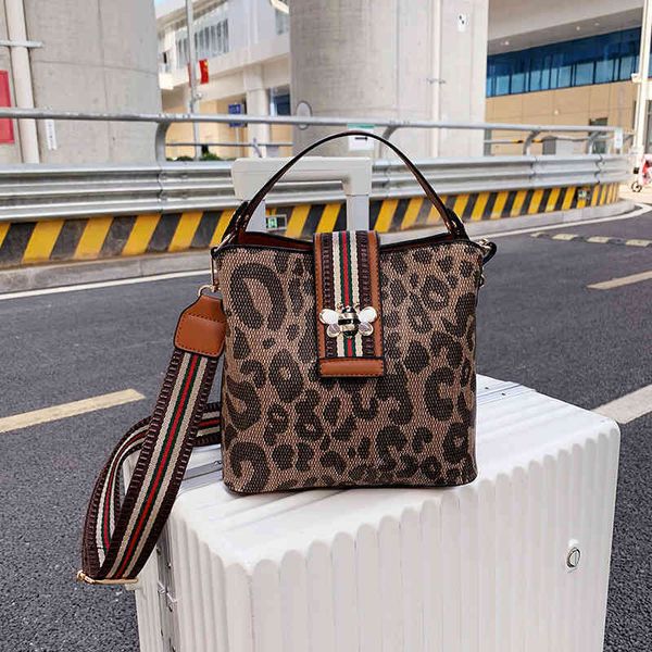 2022 factory wholesale women's autumn winter single shoulder messenger h-held bag fashion decor trend, versatile and super
2022 factory wholesale women's autumn winter single shoulder messenger h-held bag fashion decor trend, versatile and super