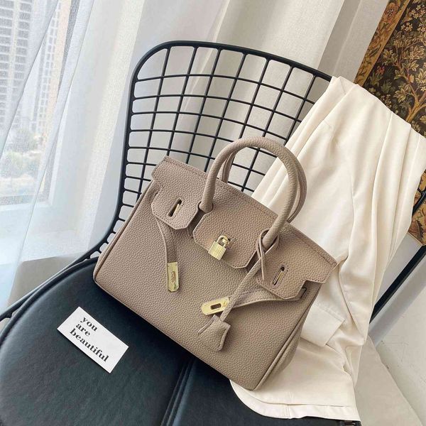 litchi pattern 2020 new fashion hand large capacity bridal wedding kelly one shoulder slant span bag
litchi pattern 2020 new fashion hand large capacity bridal wedding kelly one shoulder slant span bag