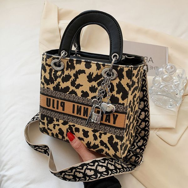 female 2021 new autumn small and winter fashion broadband messenger net red leopard canvas portable princess bag
female 2021 new autumn small and winter fashion broadband messenger net red leopard canvas portable princess bag