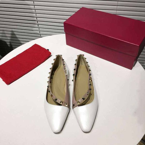 2021 women shoe dress shoes spring and fall red black wedges leather pointed toes pumps outdoor bottoms size 34-41 with box
2021 women shoe dress shoes spring and fall red black wedges leather pointed toes pumps outdoor bottoms size 34-41 with box