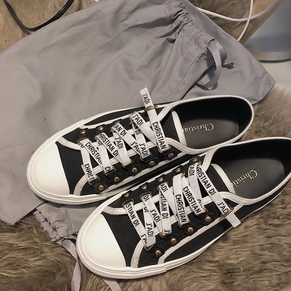 family new canvas shoes autumn 2021 black low small white soft bottom letter lace up round head board
family new canvas shoes autumn 2021 black low small white soft bottom letter lace up round head board