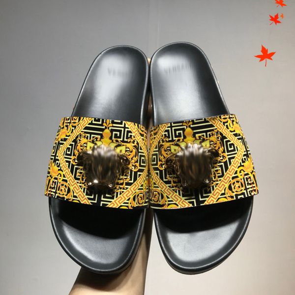 2021 luxuries designer men's slippers sandals men shoes slide summer fashion wide flat flip flops with box size 39-45 -l361, Black
2021 luxuries designer men's slippers sandals men shoes slide summer fashion wide flat flip flops with box size 39-45 -l361, Black