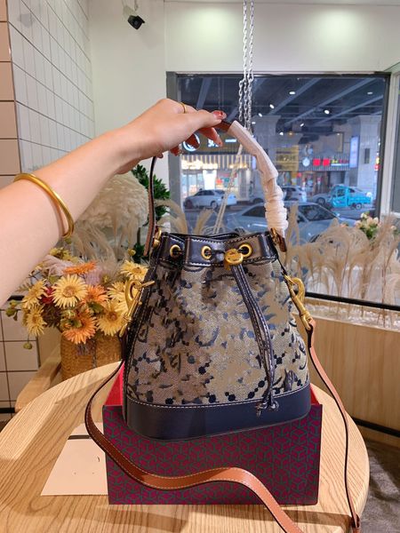 2021 luxury backpack shoulder bag handbag fashion high-quality leather letter adjustable leathershoulder strap zipper outer pocket
2021 luxury backpack shoulder bag handbag fashion high-quality leather letter adjustable leathershoulder strap zipper outer pocket