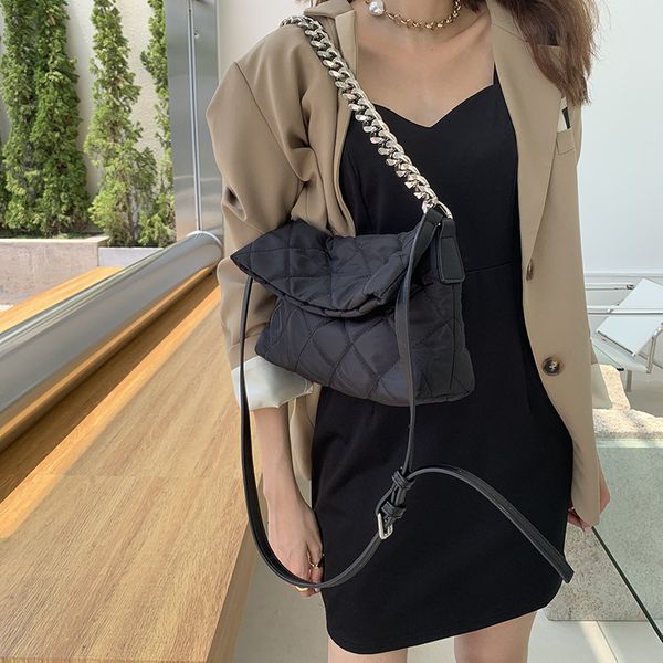 jorge 2021 autumn single shoulder bag women's waterproof oxford cloth lingge thick chain large capacity messenger, Black;red
jorge 2021 autumn single shoulder bag women's waterproof oxford cloth lingge thick chain large capacity messenger, Black;red