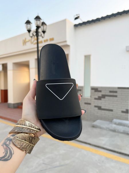 2022 designer leather slippers withs rubber spiked soles and screen printed triangular logo black and white sandals size 35-41 with box
2022 designer leather slippers withs rubber spiked soles and screen printed triangular logo black and white sandals size 35-41 with box